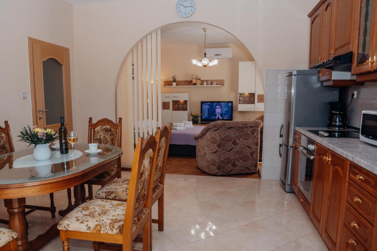Apartman Neli Vir Esterno foto