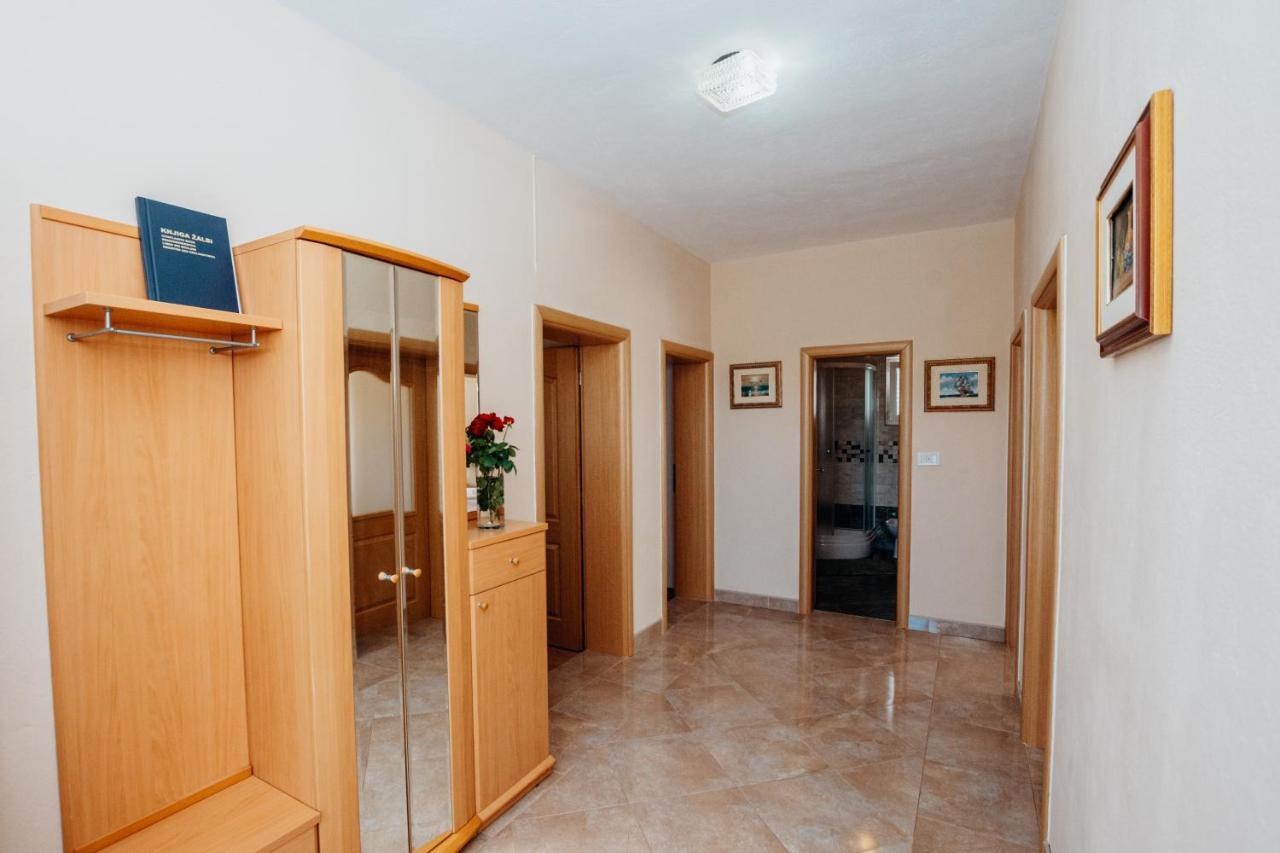 Apartman Neli Vir Esterno foto