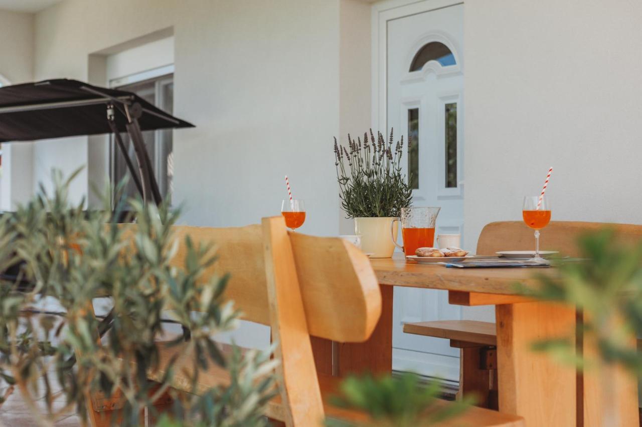 Apartman Neli Vir Esterno foto